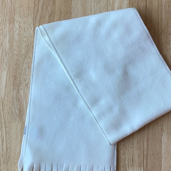 Old Navy Scarf & hat set, new condition. Echo gloves included. - Picture 4 of 5